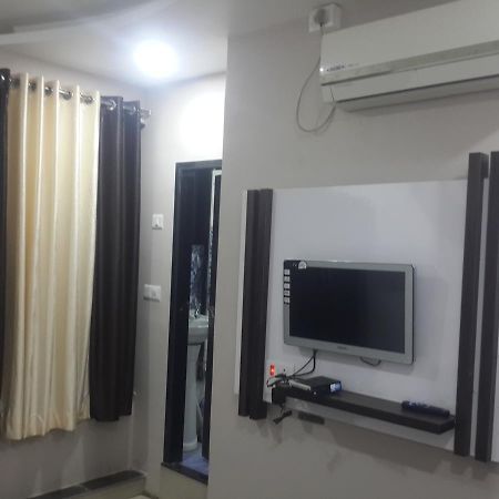 Hotel Holiday Era Opposite Railway Station Aurangabad  Bagian luar foto