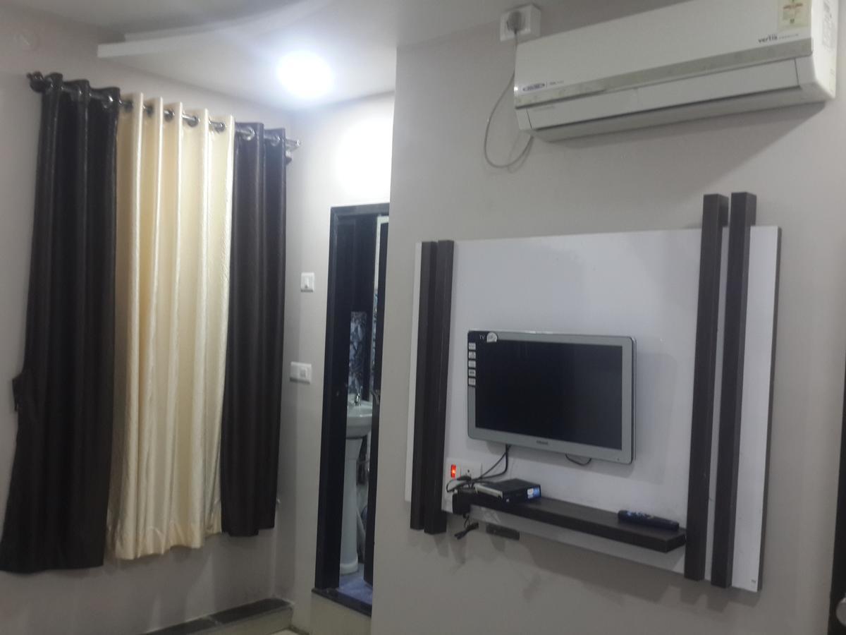 Hotel Holiday Era Opposite Railway Station Aurangabad  Bagian luar foto