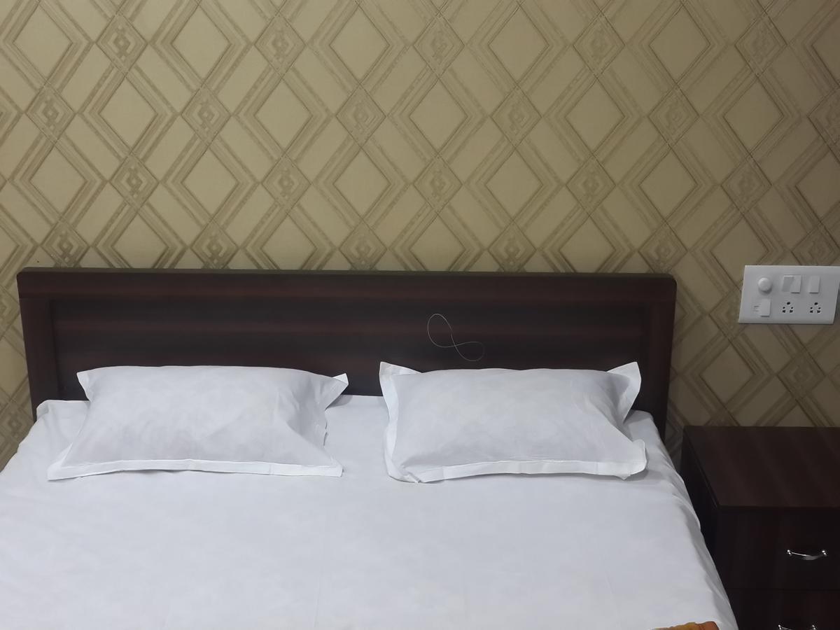 Hotel Holiday Era Opposite Railway Station Aurangabad  Bagian luar foto